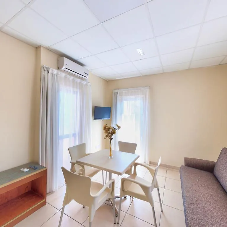 **  Mackenzie Beach Hotel Larnaca Chypre