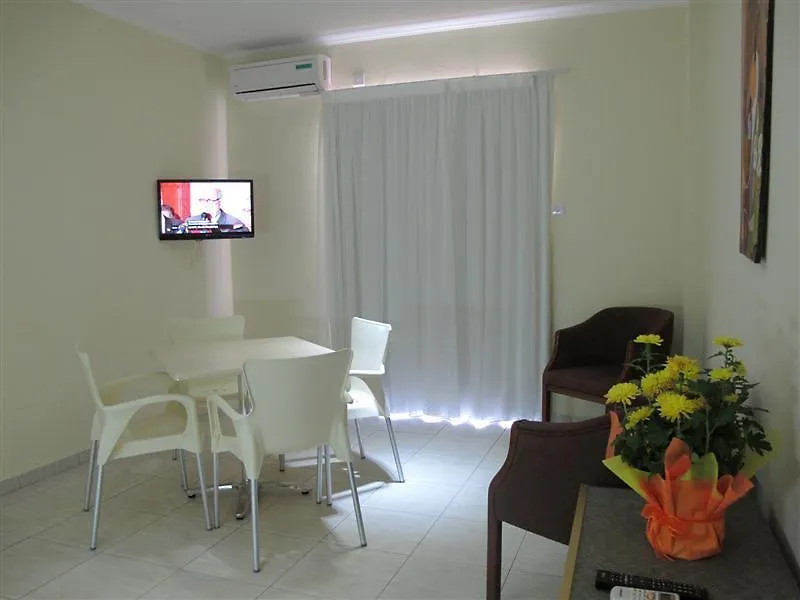 Mackenzie Beach Hotel Larnaca 2*,